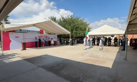 Participan estudiantes y autoridades en honores a la bandera en escuela primaria