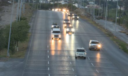 Pintan las rayas blancas divisorias de carriles del lado de Ramos Arizpe