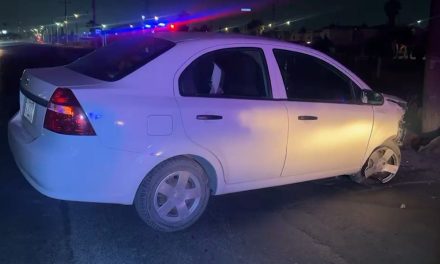 Saltillo: Presunto ebrio choca contra estructura metálica y destruye su auto