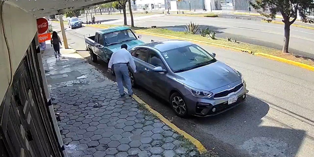 Dueño de tiendita en Puebla le raya el auto a estudiante por estacionarse frente a su negocio (video)