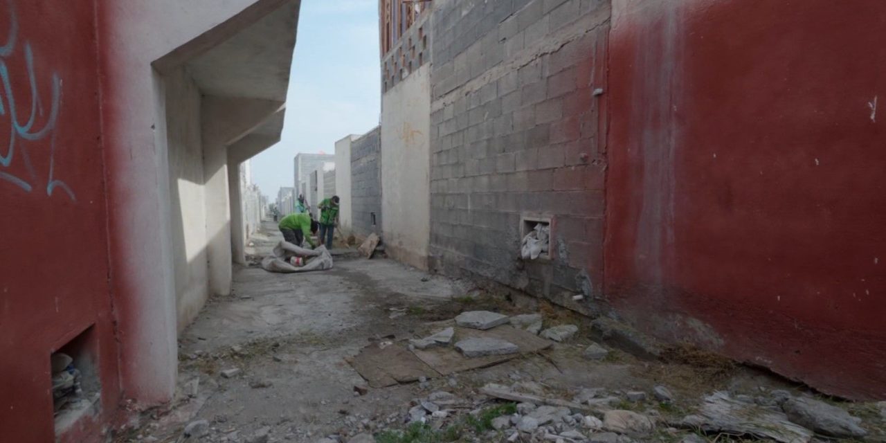 Realiza Saltillo intensa jornada de limpieza en callejones de Mirasierra