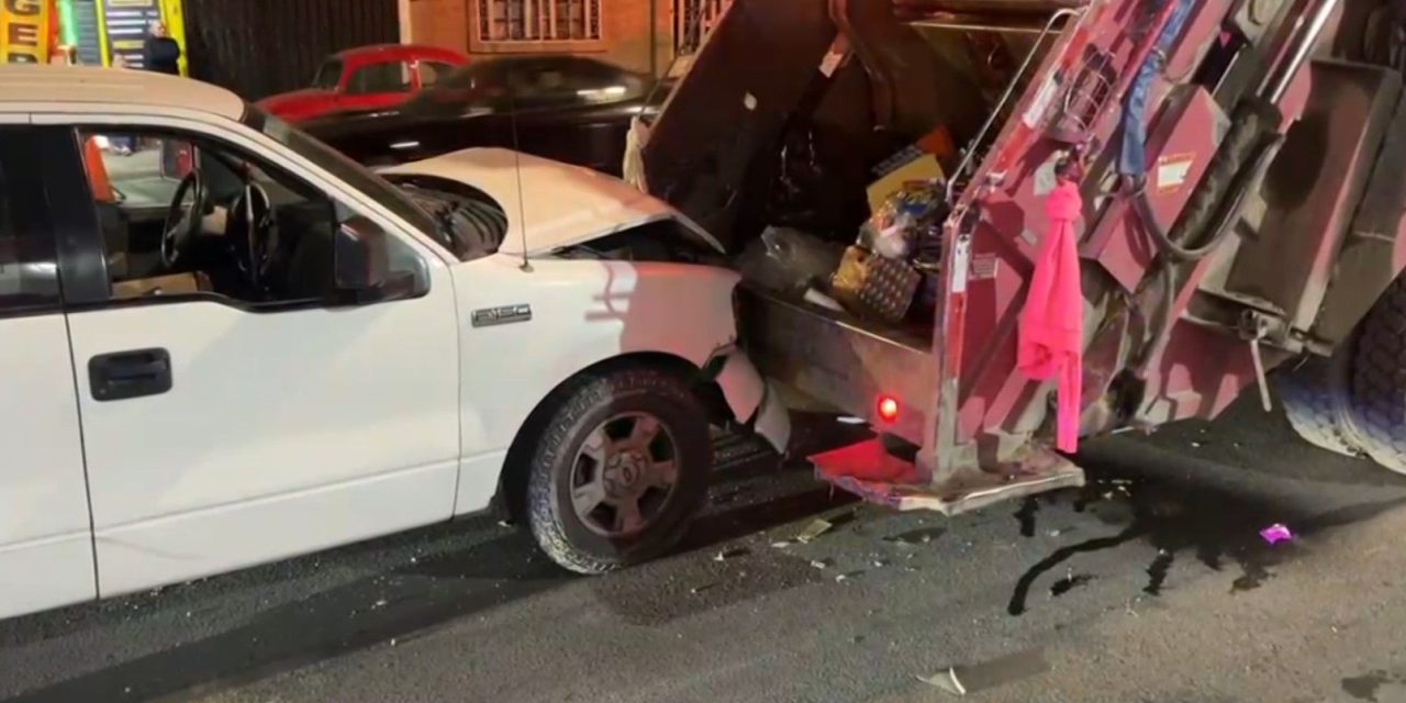 Recolector de basura se salva de quedar prensado tras choque en Saltillo