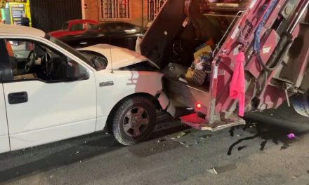 Recolector de basura se salva de quedar prensado tras choque en Saltillo