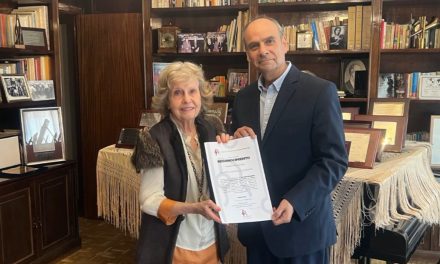 Reconocen en España  al guitarrista mexicano Martín Madrigal