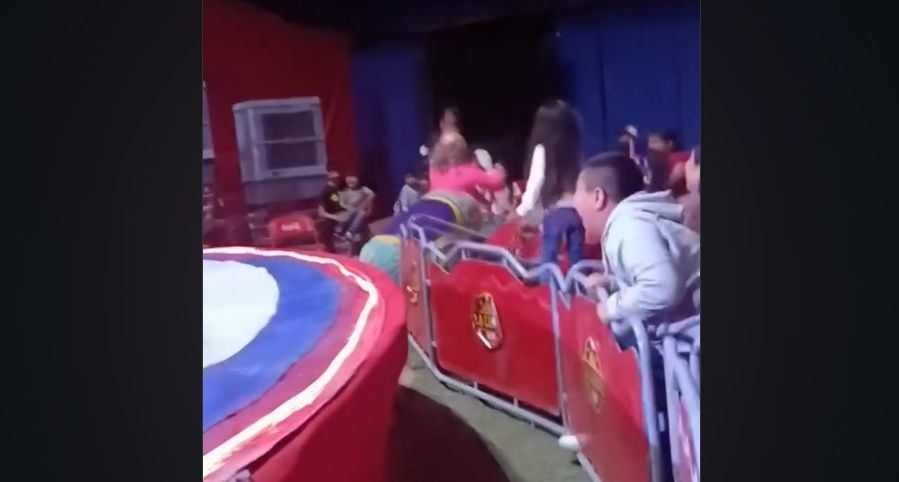 ‘Regalito’ sufre aparatosa caída durante show de Los Payasónicos