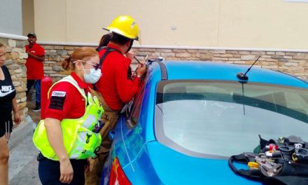 Rescatan a dos menores encerrados en un vehículo en Ramos Arizpe