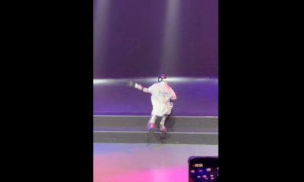 Robot intenta bailar como Michael Jackson y sale mal (video)