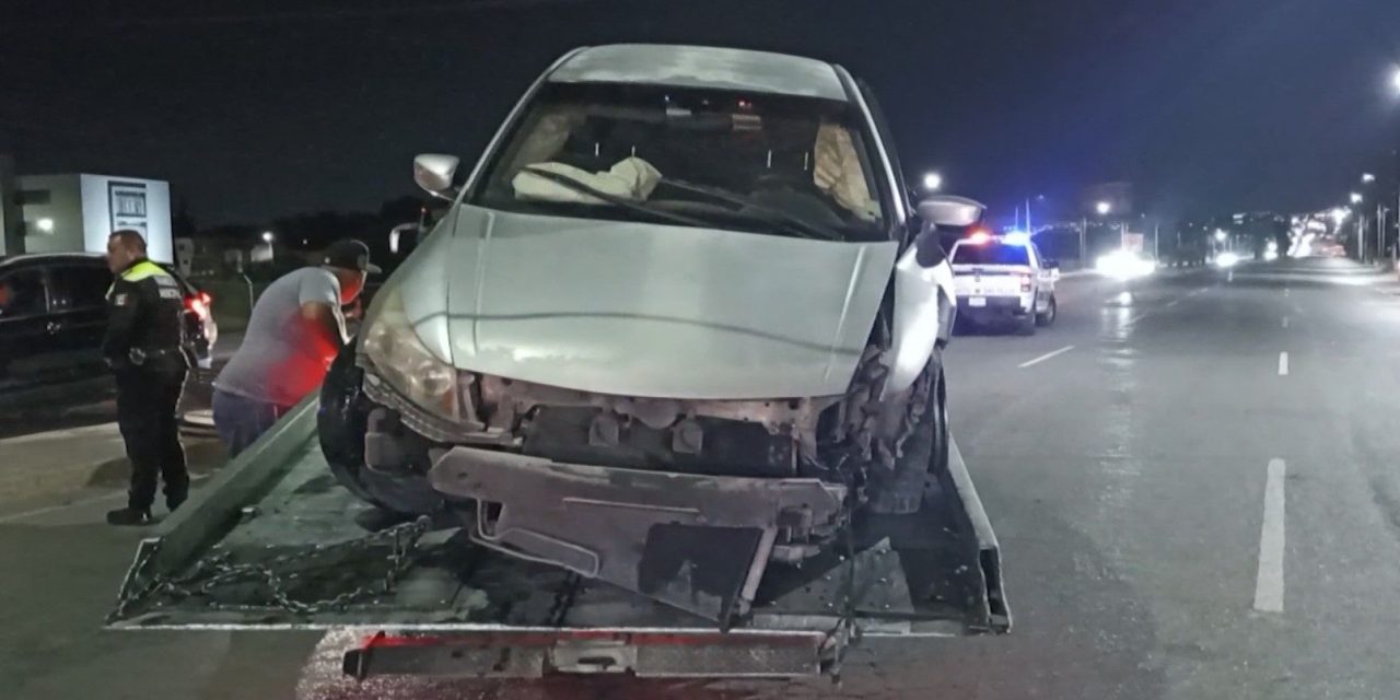 Se estrella y quita derecho de paso en Saltillo