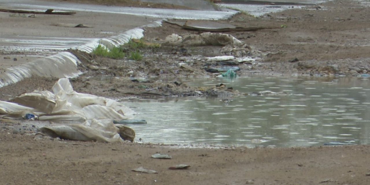 Se forman lagunas en calles de Ramos Arizpe