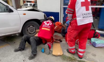 Automovilista se impacta con farmacia en Saltillo