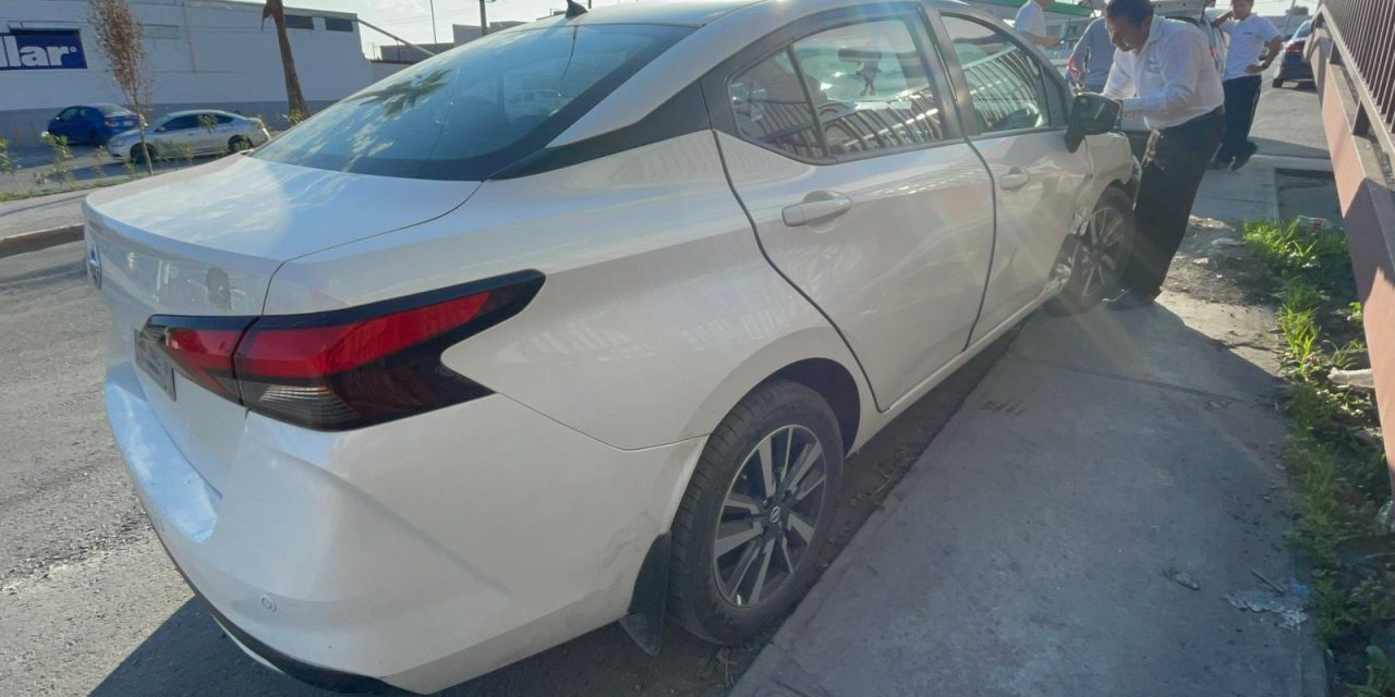 Aires mueven semáforo y ocasionan accidente en Saltillo