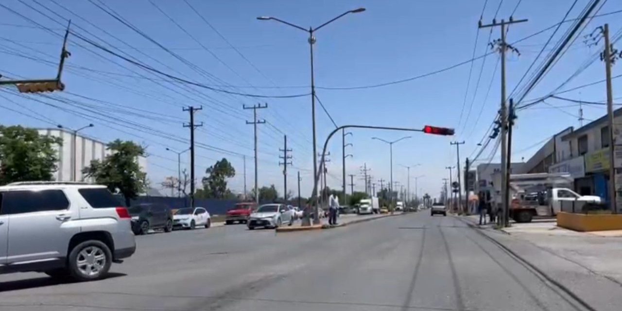 Saltillo: Semáforo a punto de caer en el bulevar Isidro López Zertuche