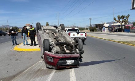 Saltillo: Auto termina ‘patas pa’ arriba’ tras accidente en Fundadores