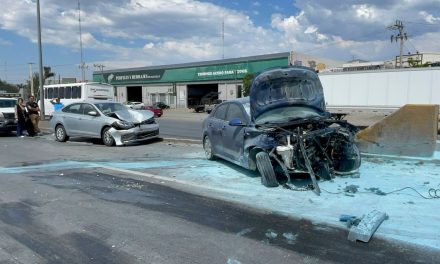 Tinaco desprendido provoca accidente e incendio de vehículo en Ramos Arizpe