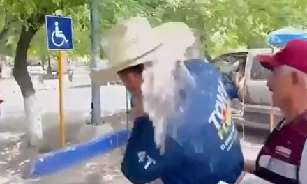 Así bañaron al candidato de Morena, Tony Flores, durante recorrido en San Buenaventura (video)