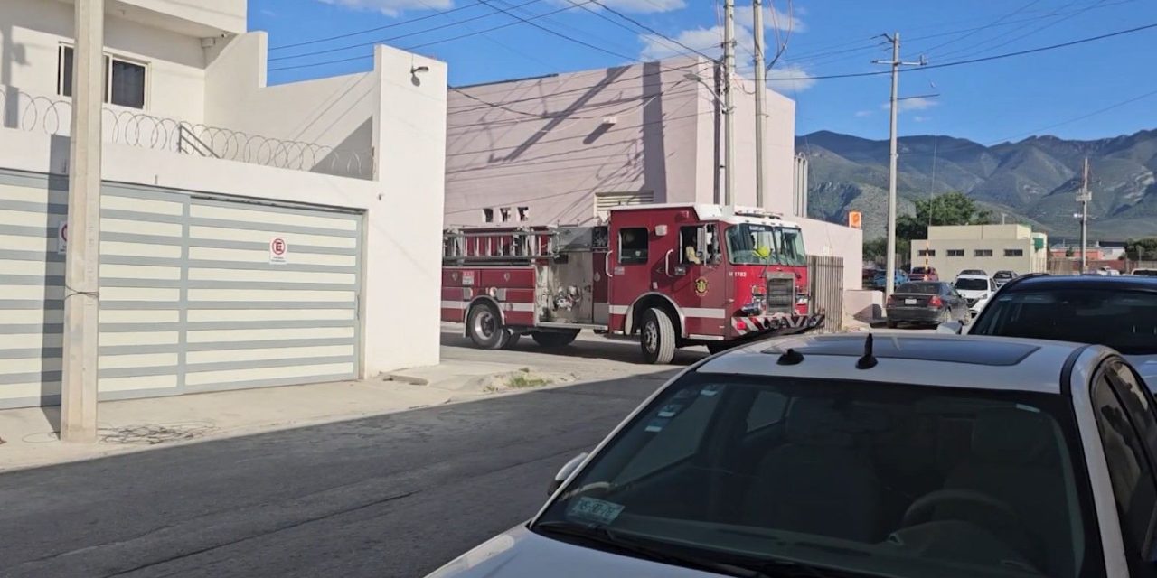 Voraz incendio consume dos camionetas en Saltillo