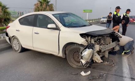 Vuelca joven tras presunto choque en Saltillo