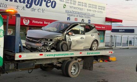 Adulto mayor se queda dormido y se estrella en el Distribuidor Vial El Sarape