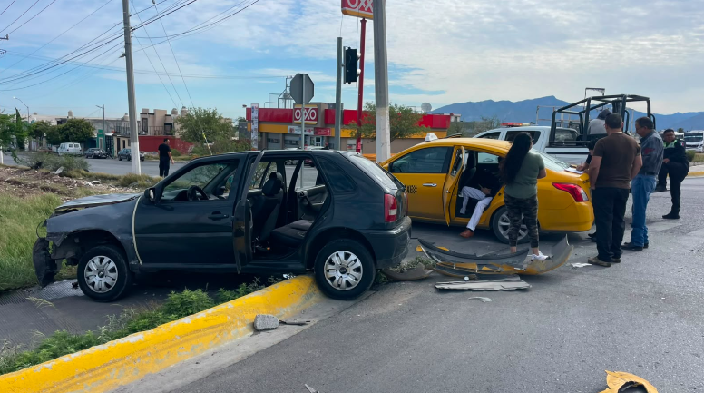 Saltillo: Conductor provoca choque al ignorar semáforo en rojo; hay un lesionado