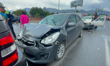 Saltillo: Derrape de motociclista y choque múltiple generan caos vial en el LEA