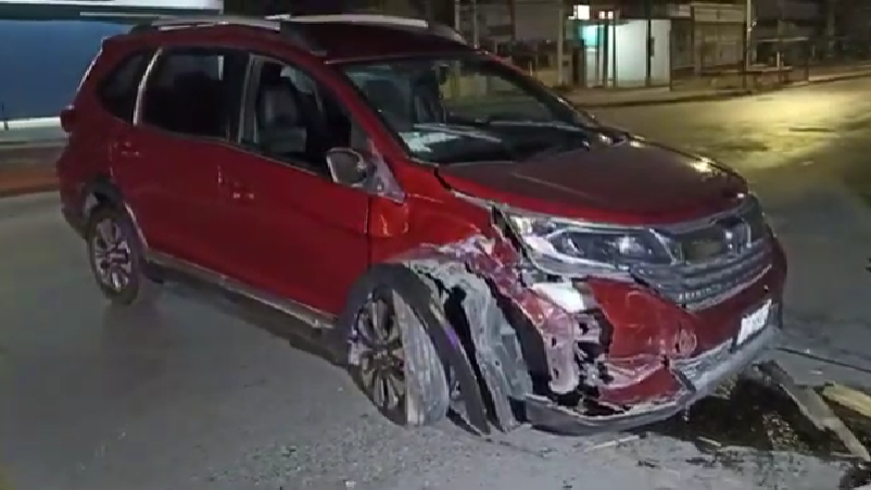 Saltillo: Abandonan camioneta tras choque, conductor ebrio derribó un poste