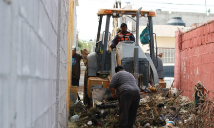 Saltillo: Refuerza Javier Díaz limpieza de callejones con maquinaria pesada