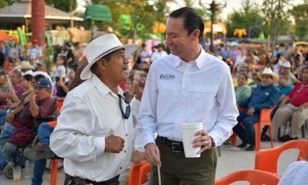 Padres de Familia festejan su día en la plaza principal de Acuña