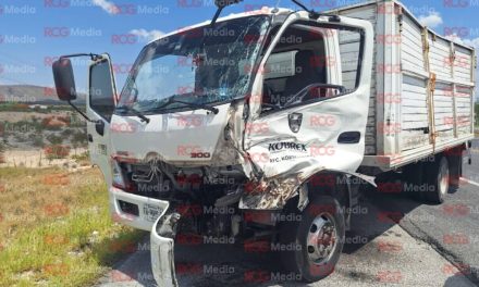 Se registra accidente entre un tractocamión y un camión de 3.5 toneladas en la carretera a Monclova