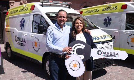 Manolo Jiménez entrega ambulancias a seis municipios del estado