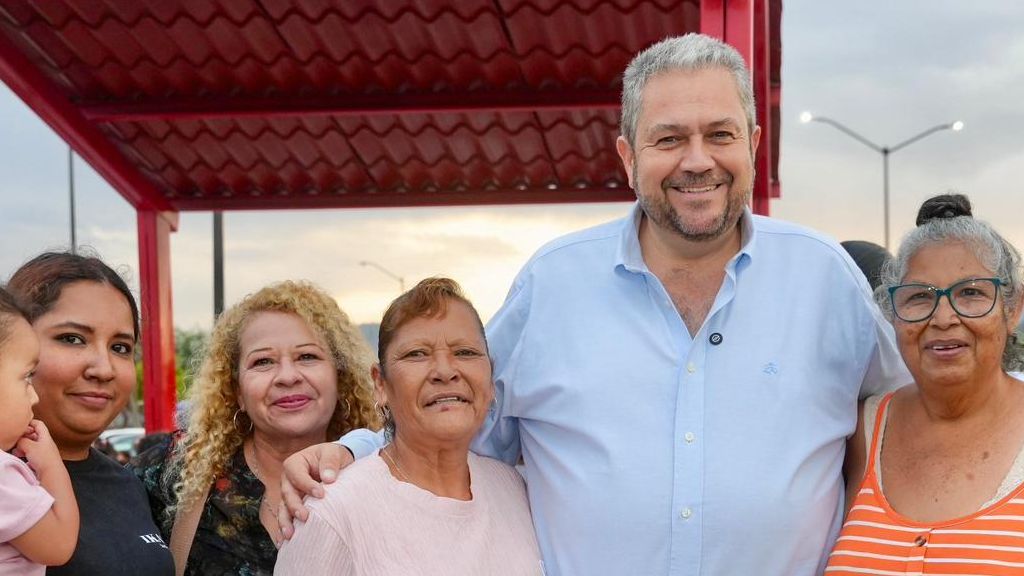 Entrega Tomás Gutiérrez renovada plaza en Urbivilla del Real