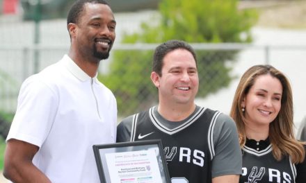 Disfrutan saltillenses las tres plazas rehabilitadas por Harrison Barnes