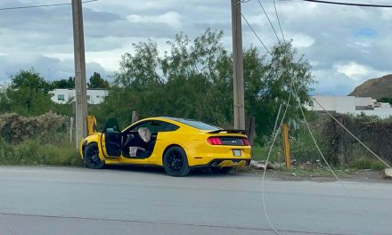 Mustang detiene su camino en un poste tras perder el control