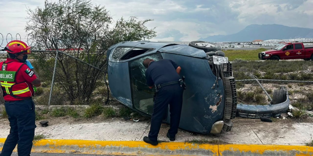 Dejan vehículo abandonado tras volcadura en Ramos Arizpe