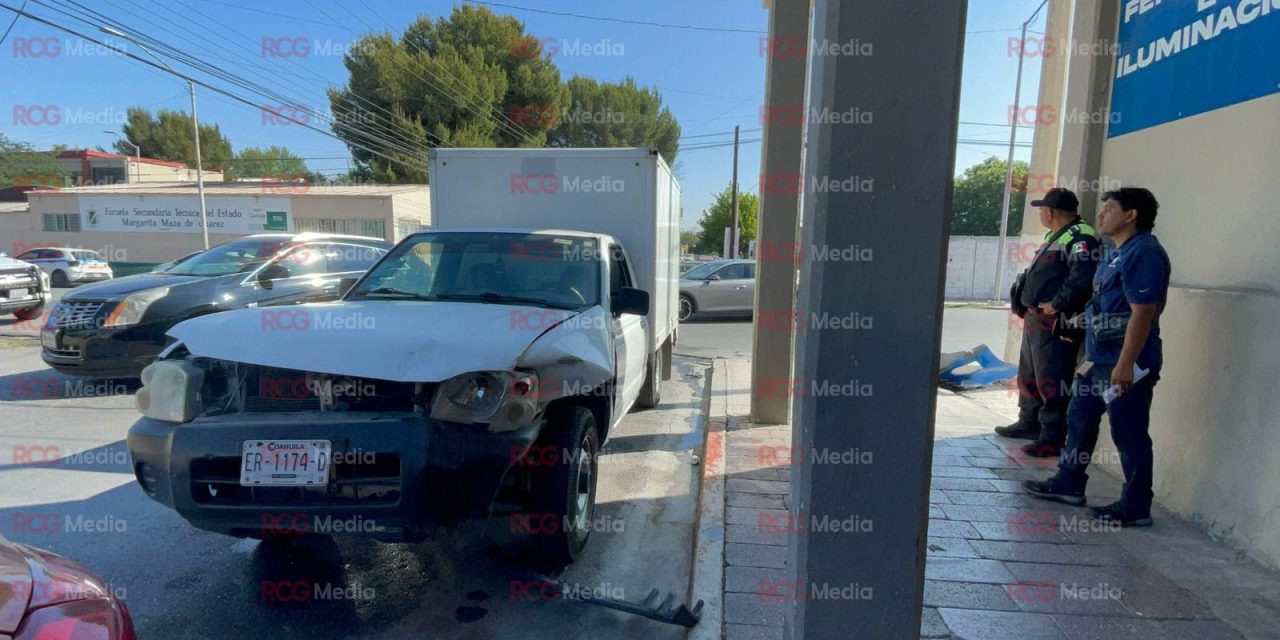 Ambos aseguran que el otro no hizo alto y ocasionan accidente en Saltillo