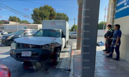 Ambos aseguran que el otro no hizo alto y ocasionan accidente en Saltillo
