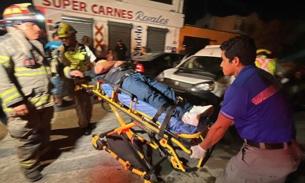 Hombre queda atrapado en su camioneta tras violento impacto en Saltillo