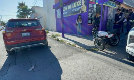 Motociclista resulta lesionado tras choque; automovilista no respetó el alto