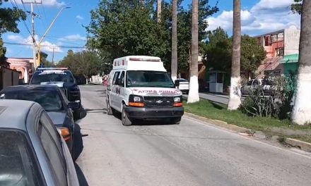 Adolescente resulta lesionado tras chocar contra puerta de vehículo en Parras