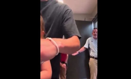 Padre es agredido por pareja de adultos mayores tras acompañar a sus hijas al baño