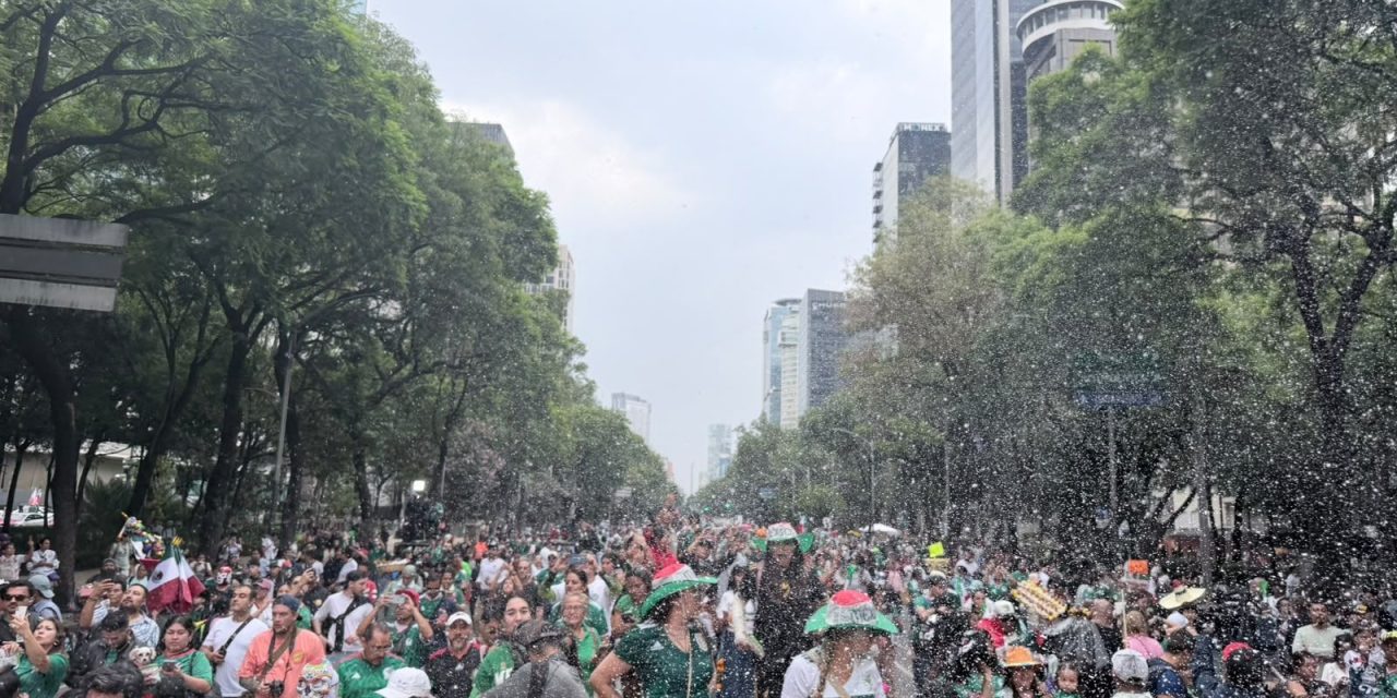 Afición desata festejos en el Ángel de la Independencia tras triunfo de México en el Mundial