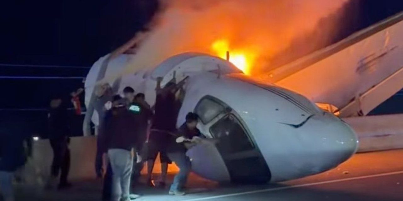 Avión se estrella en carretera de Laredo (video)