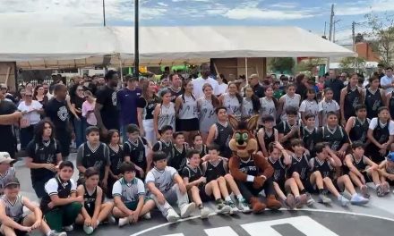 Llega el jugador de la NBA, Harrison Barnes, a la Satélite norte para entregar plaza rehabilitada
