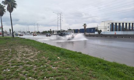 Caos en Saltillo por lluvia durante la madrugada, amanece con inundaciones y choques