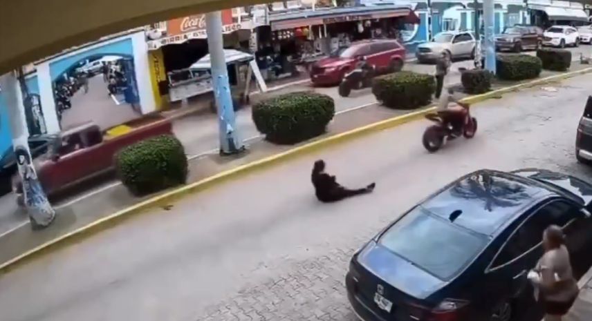 Tras ‘caballito’, mujer con bebé en brazos cae de motocicleta en Ecatepec