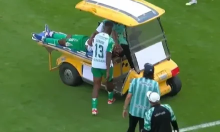 El ‘carrito de las desgracias’ atropella a un futbolista mienras retiraba a otro en pleno partido