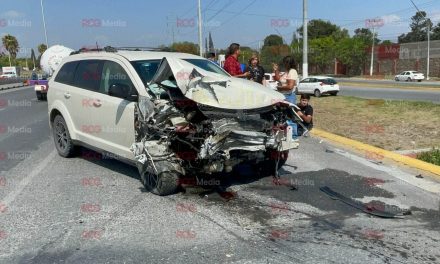 Llanta sale de un vehículo y ocasiona accidente en Saltillo