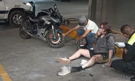 Camioneta manda al piso a motociclista que terminó lesionada en Saltillo