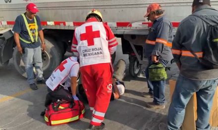 Casco le salva la vida a motociclista tras accidente en Saltillo