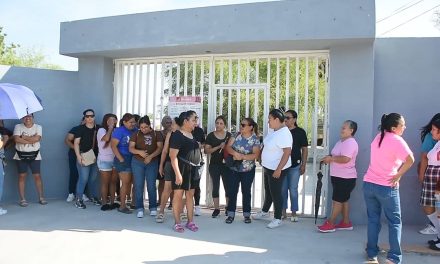 Padres de familia cierran escuela por plaga de garrapatas en Monclova