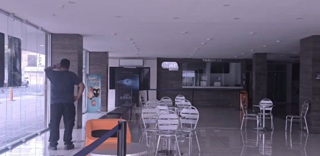 ¡Avísenle! Hombre se queda dormido en cine del centro de Monterrey y lo dejan encerrado